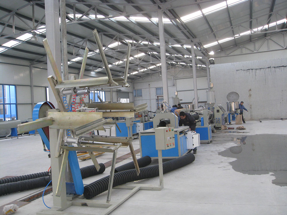 PE-carbon-spiral-pipe-production-line-2